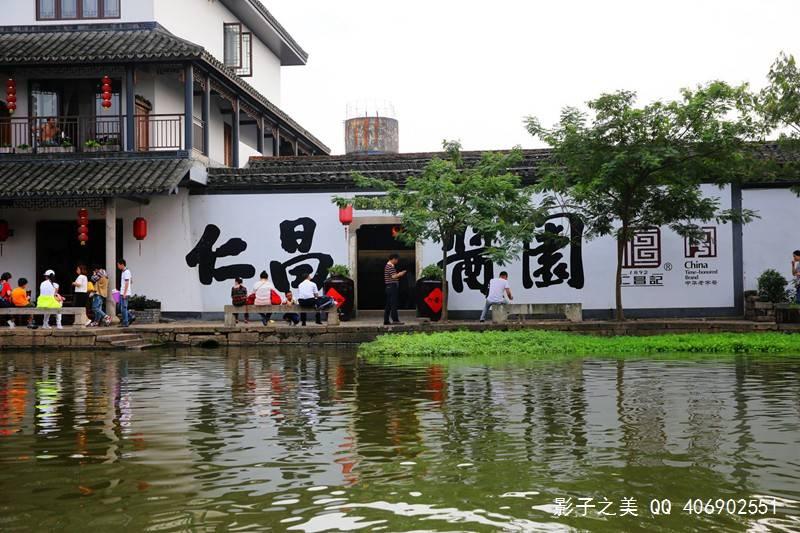 为什么理发店上班那种混社会的小混混纹身的那种男生 喜欢比自己幼稚的社会经验少的女生？